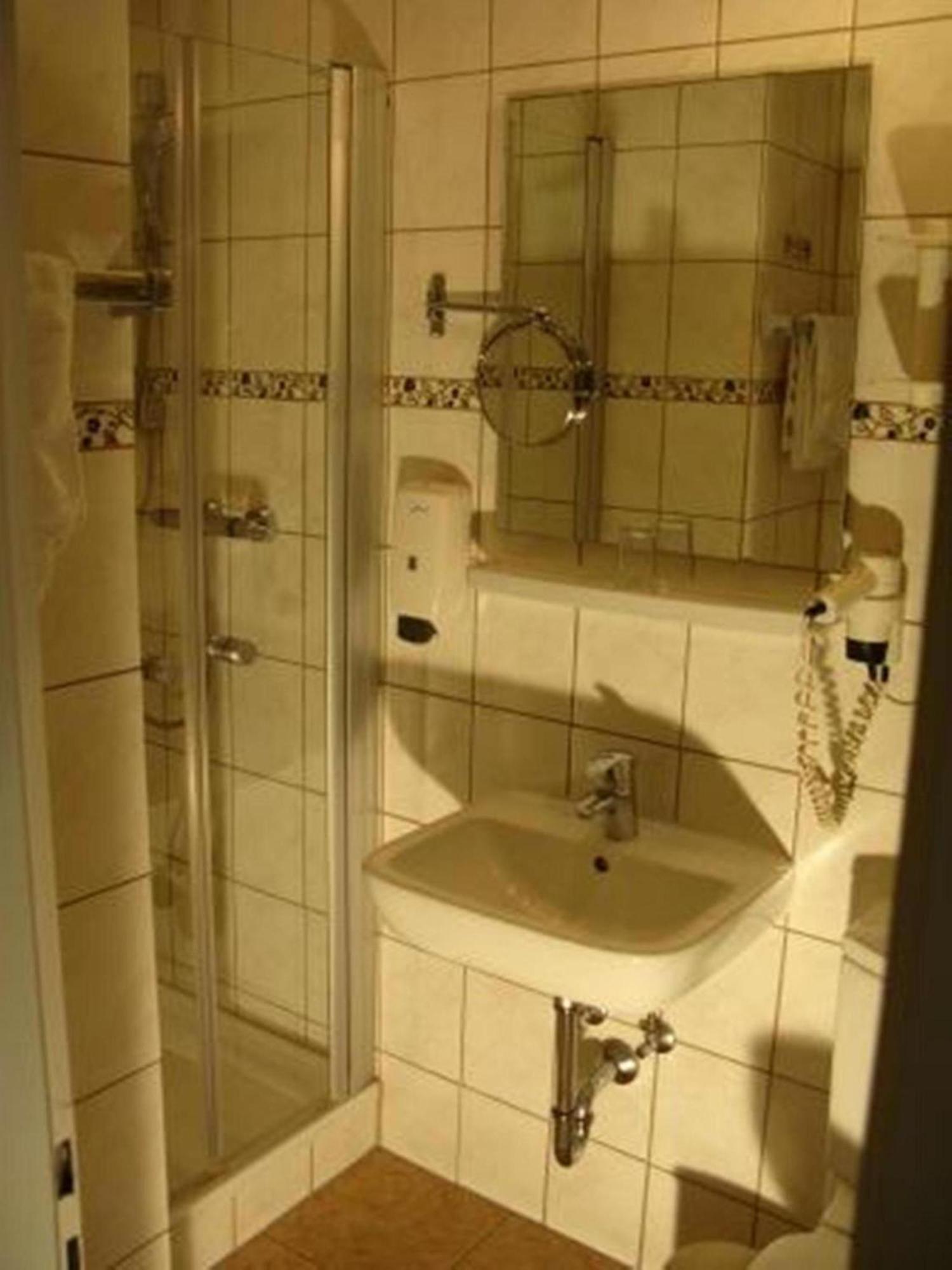 Hotel Waldersee Hannover Bagian luar foto